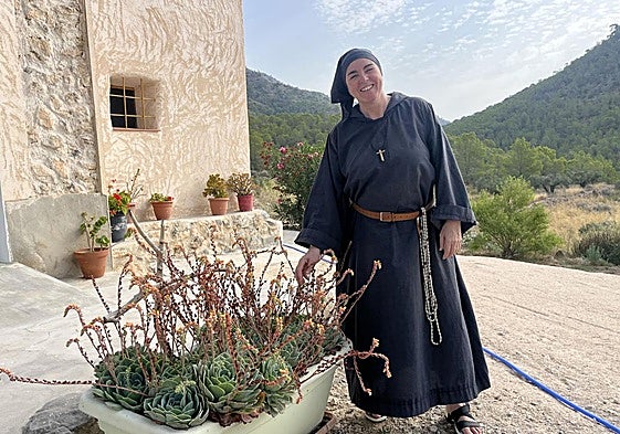 Paula, en la mañana de este martes, a las puertas de la Casa de la Oración.