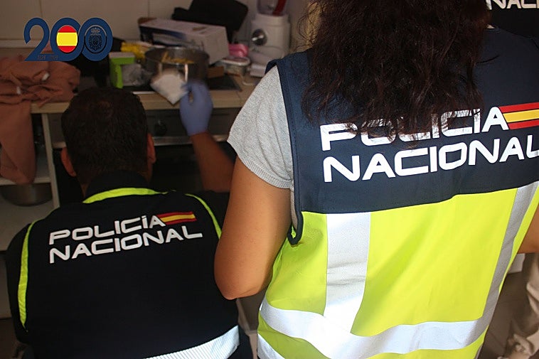 Dos agentes examinan los objetos intervenidos en los registros.