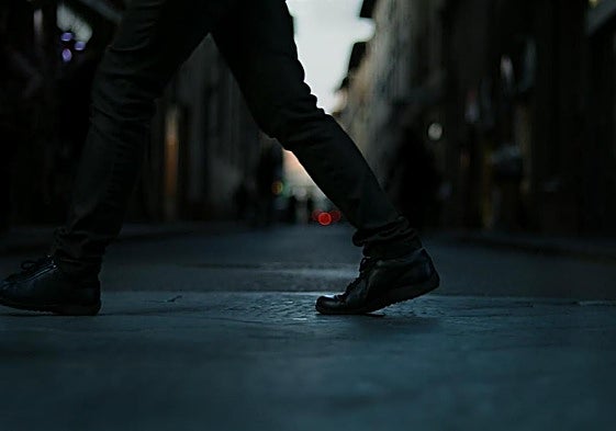 Un hombre camina por una calle.