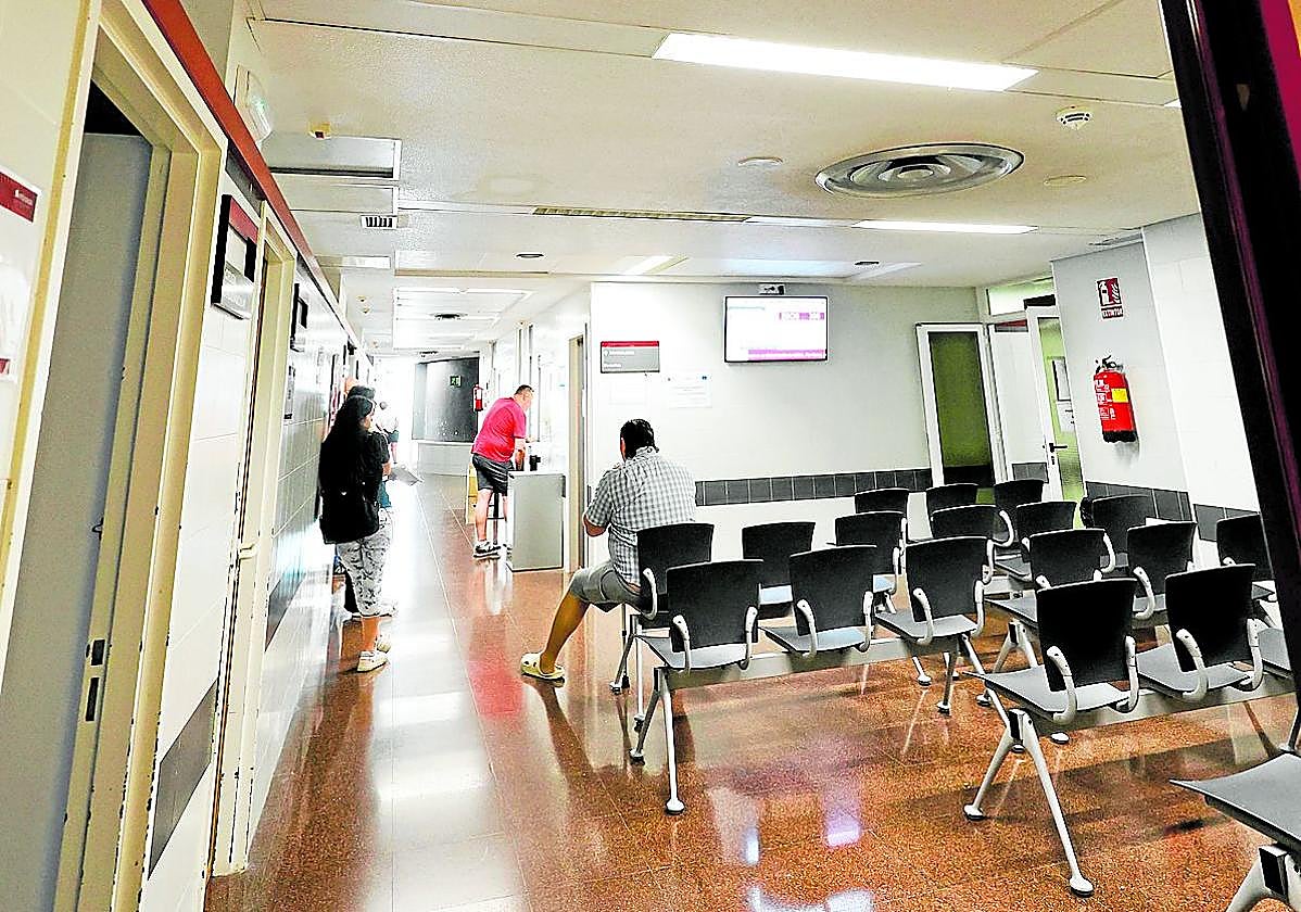 Sala de espera del centro de salud del barrio del Carmen, en Murcia.