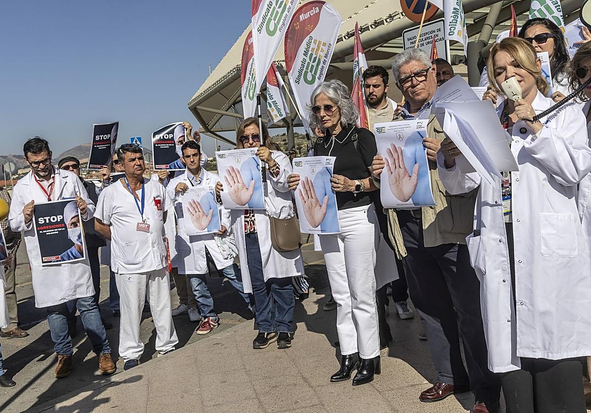Médicos en el hospital Santa Lucía, durante una protesta contra las agresiones a sanitarios, en una imagen de archivo.