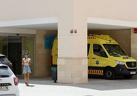 Puerta del centro de salud de Fortuna.