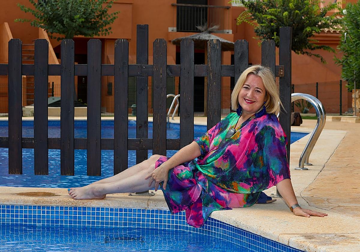 Maite Arocas sonríe en la piscina de su casa de Corvera.