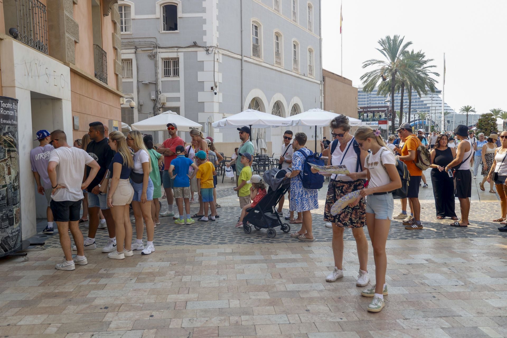 Dos cruceros llenan las calles de Cartagena con más de 7.000 turistas