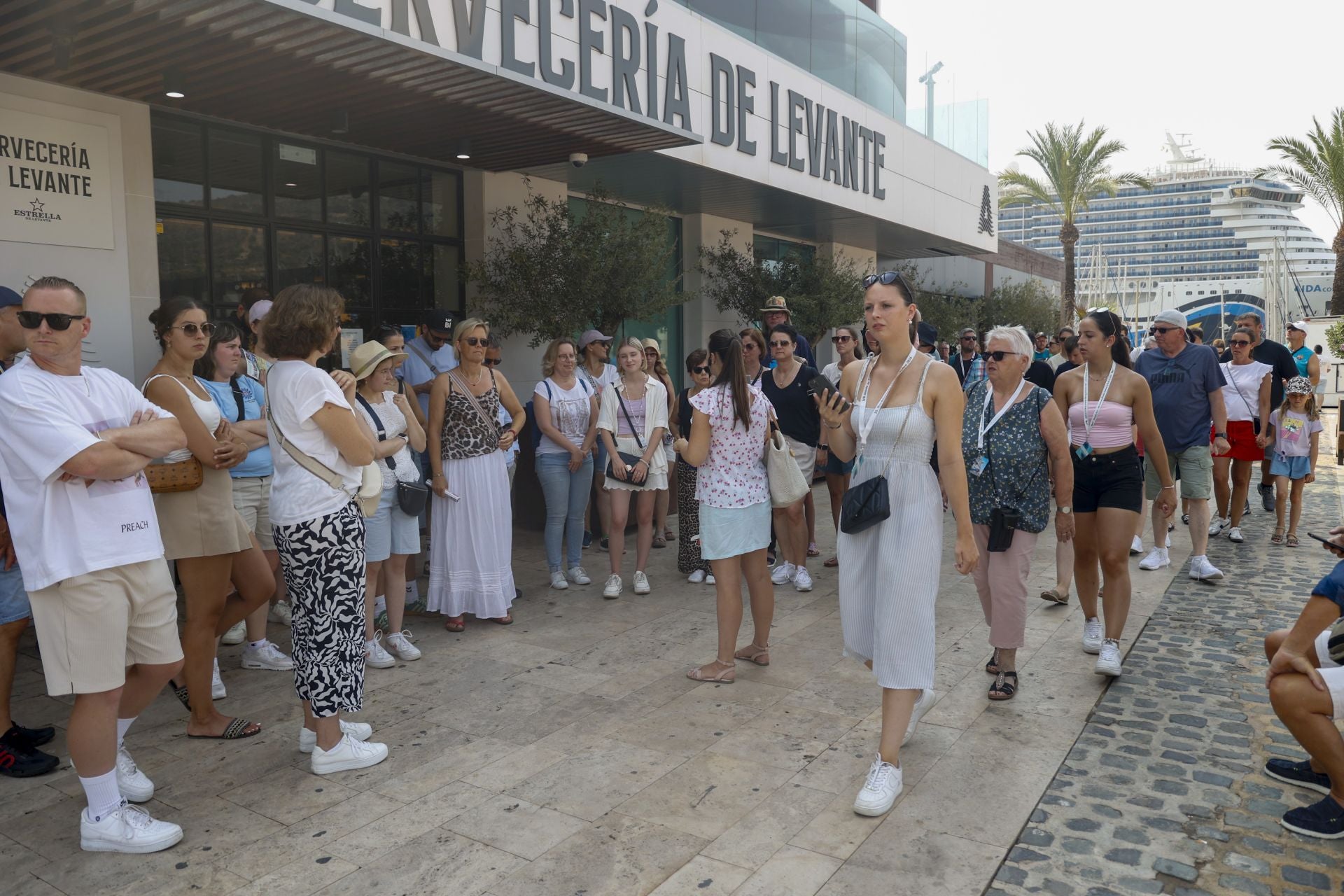 Dos cruceros llenan las calles de Cartagena con más de 7.000 turistas