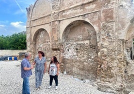 La arqueóloga María José Morcillo (d), en la ermita, junto al alcalde y la conservadora Olga Briones (c).