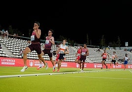 Mariano García liderando la semifinal del 800 metros disputado el pasado julio en Vallehermoso (Madrid).
