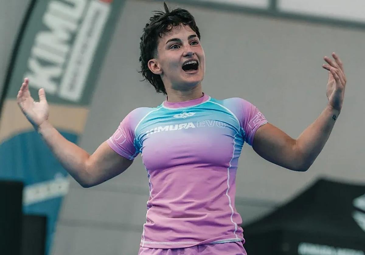 Carlota Prendes celebra un triunfo tras proclamarse ganadora de un combate.