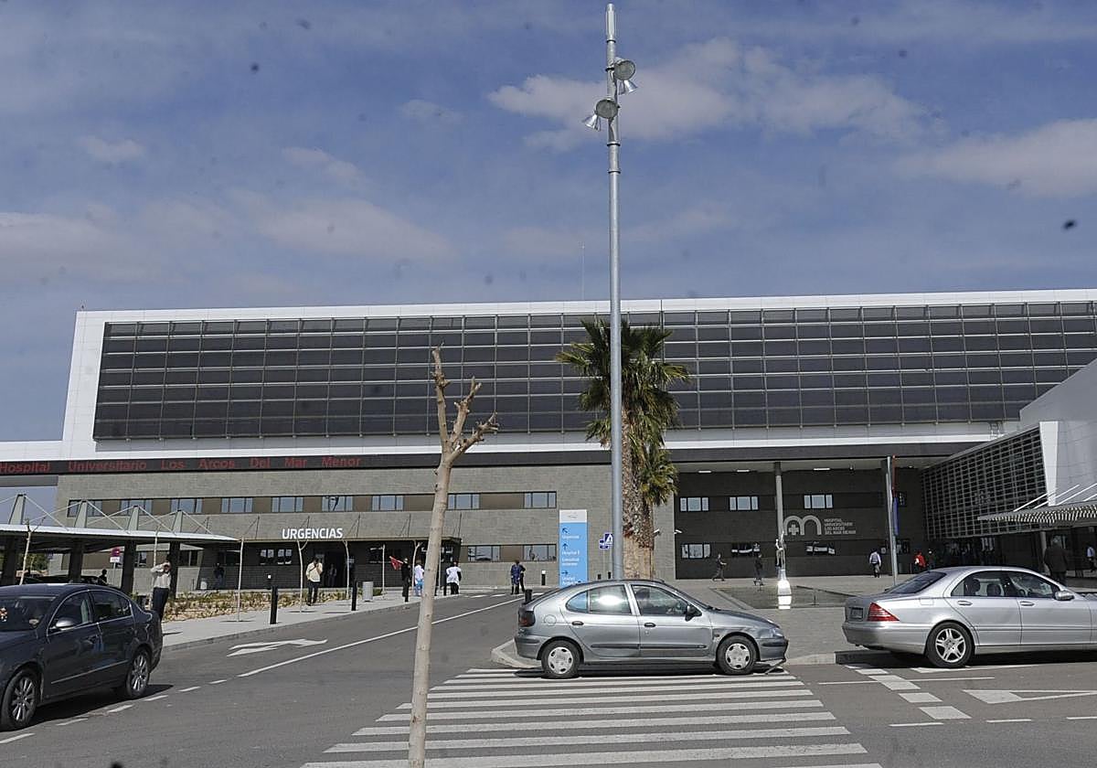 Vehículos aparcados frente a las puertas del hospital Los Arcos del Mar Menor.