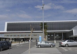 Vehículos aparcados frente a las puertas del hospital Los Arcos del Mar Menor.