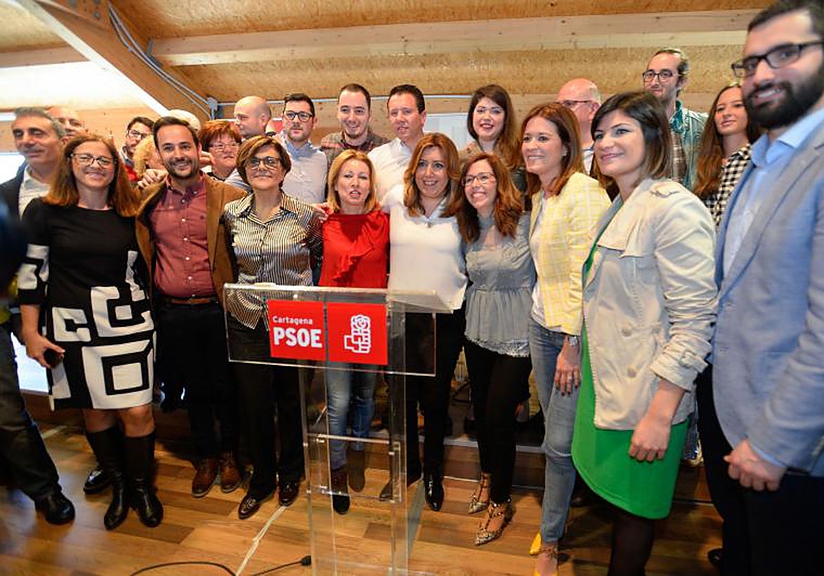 Susana Díaz en un acto de las primarias de 2017 en Cartagena junto a representantes del PSRM-PSOE como Ana Belén Castejón, Mari Carmen Moreno, Inma Sánchez Roca, Francisco Lucas, Rosa Peñalver y María José Pérez, entre otros.