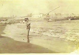 Retrato de una niña en la playa con caña de pescar (1926).