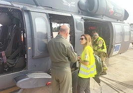 El Oficial de Enlace de Técnicos de Extinción de la Región de Murcia toma contacto con el equipo alemán en el Puesto de Mando Avanzado de Jarilla.