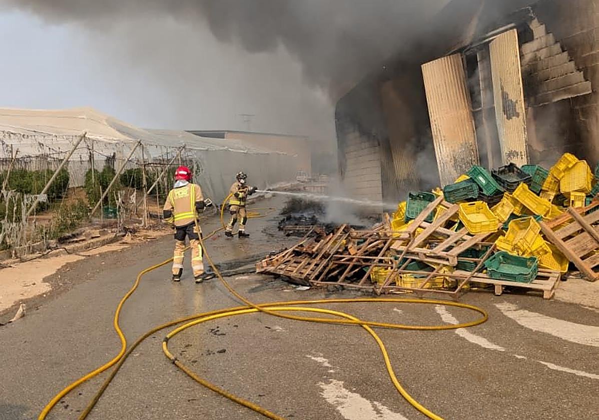Los bomberos, este miércoles, trabajando en el incendio.