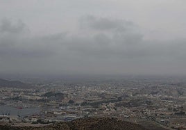 La masa de polvo sahariano sobre Cartagena, este martes.