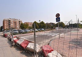 La prolongación de la calle Limonar, con varias bandas de aparcamiento, cerrada y a la espera de la recepción de las obras.