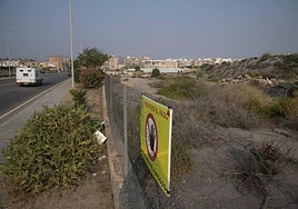 Señales de peligro recién puestas por el Ayuntamiento en los terrenos de la antigua Potasas.