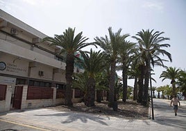 Un hombre pasa frente a la sede del IEO en Lo Pagán, esta semana.