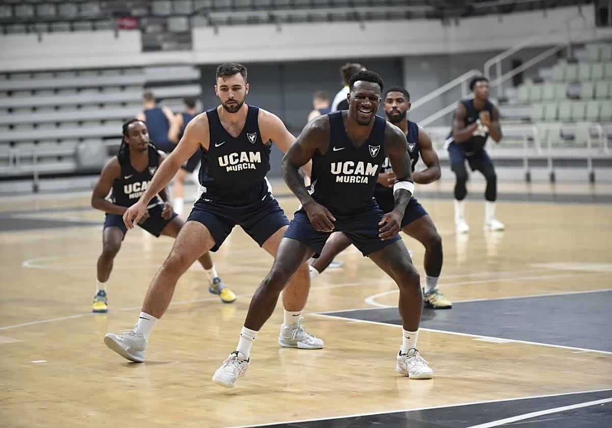 Ennis se divierte en unos ejercicios de movilidad que siguen Forrest, Cate y DeJulius.