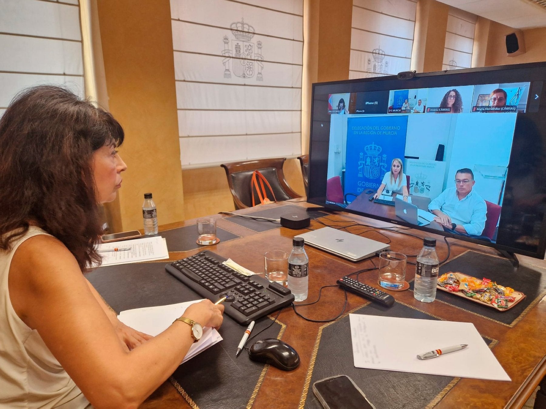 La ministra de Igualdad en la videoconferencia con Mariola Guevara.