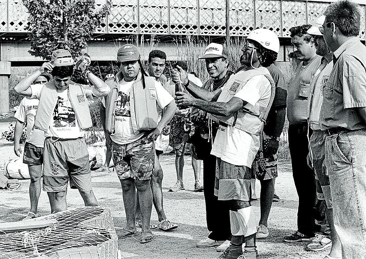Imagen secundaria 1 - Izquierda: La dureza de la bajada engrandecía la celebración posterior (c. 1995). Derecha: Los participantes preparaban y personalizaban las embarcaciones (c. 1995). 