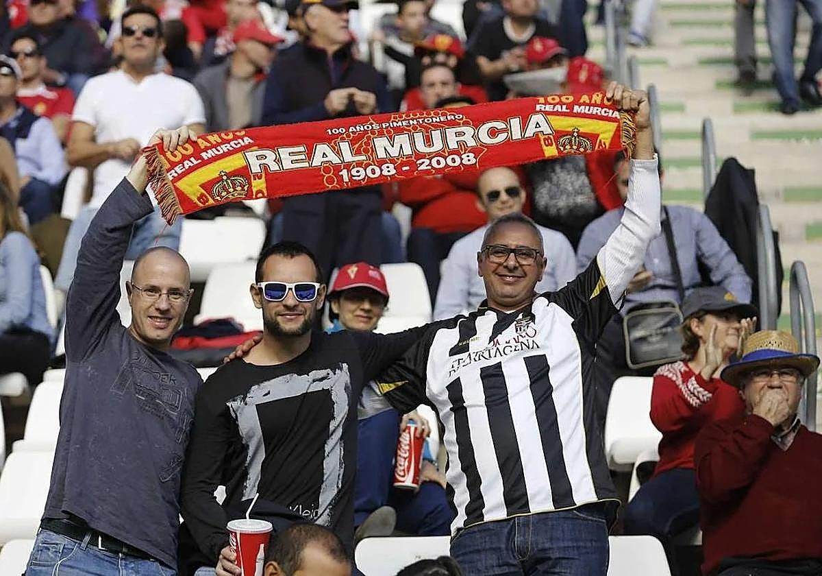 Aficionados del Real Murcia y el Cartagena, en una imagen de archivo.