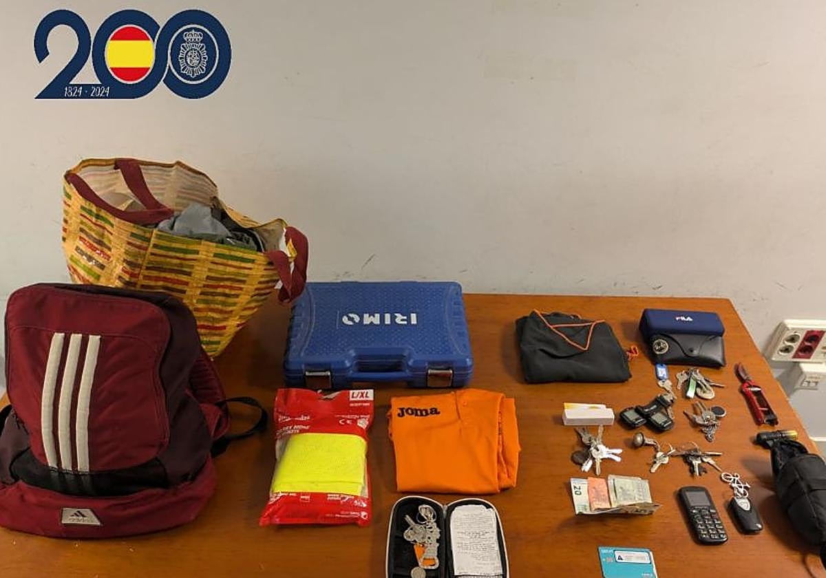 Los efectos que fueron robados en el interior del coche.