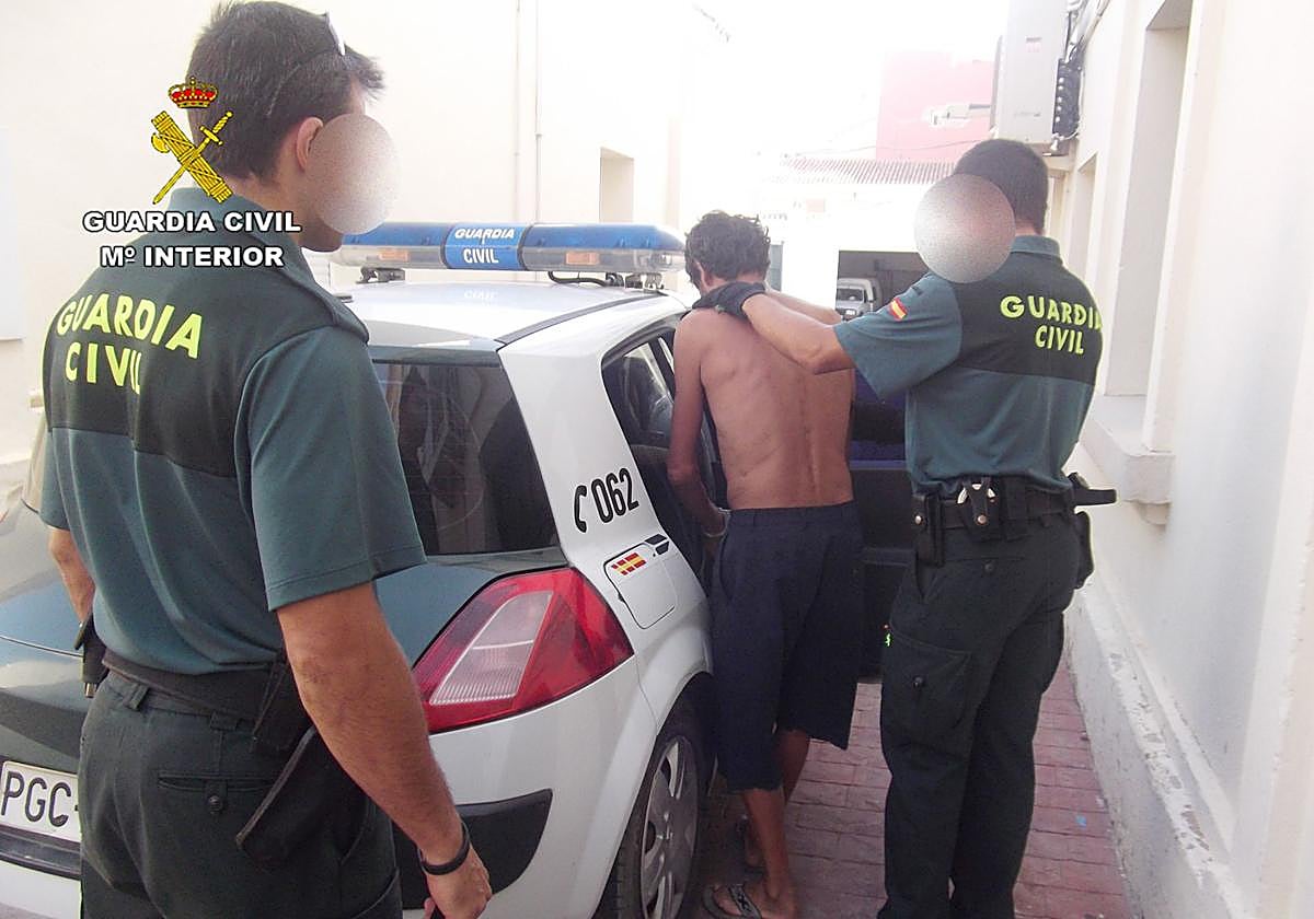 La Guardia Civil en el momento de la detención.