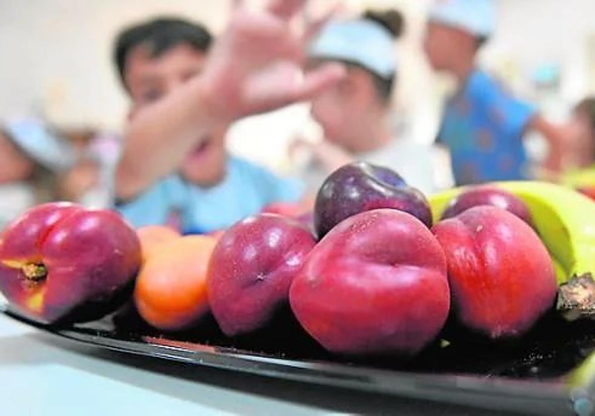 Reparto de fruta en un colegio.
