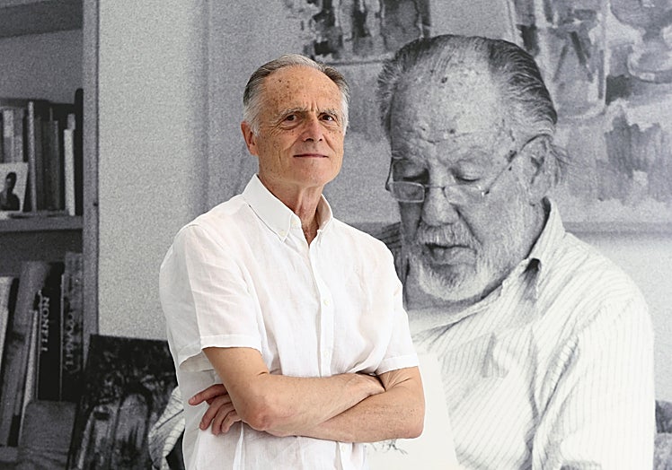 José Rubio ante una fotografía de Ramón Gaya.