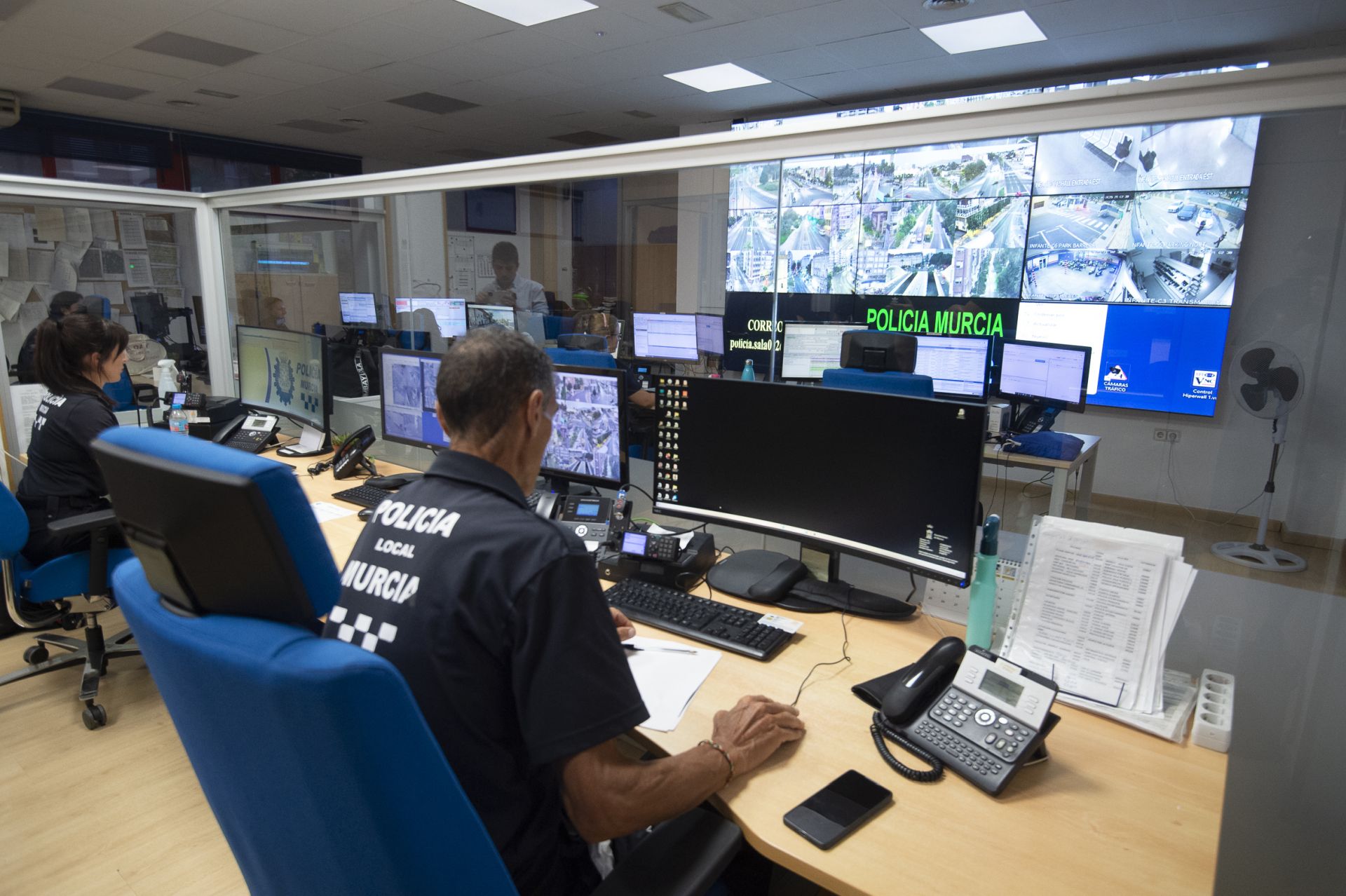 Así trabajan las patrullas nocturnas de la Policía Local de Murcia