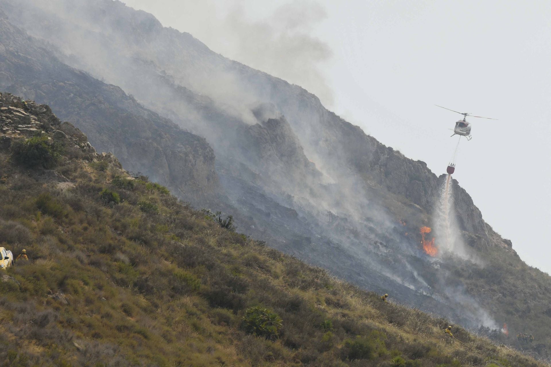 Las imágenes del incendio del Cedacero en Cartagena
