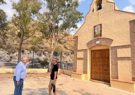 Juan Pagán y Ramón Segura, junto al cabezo donde se construirá el nuevo depósito.