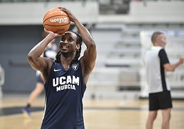 Michael Forrest sonríe mientras lanza, con la figura de Sito Alonso al fondo.