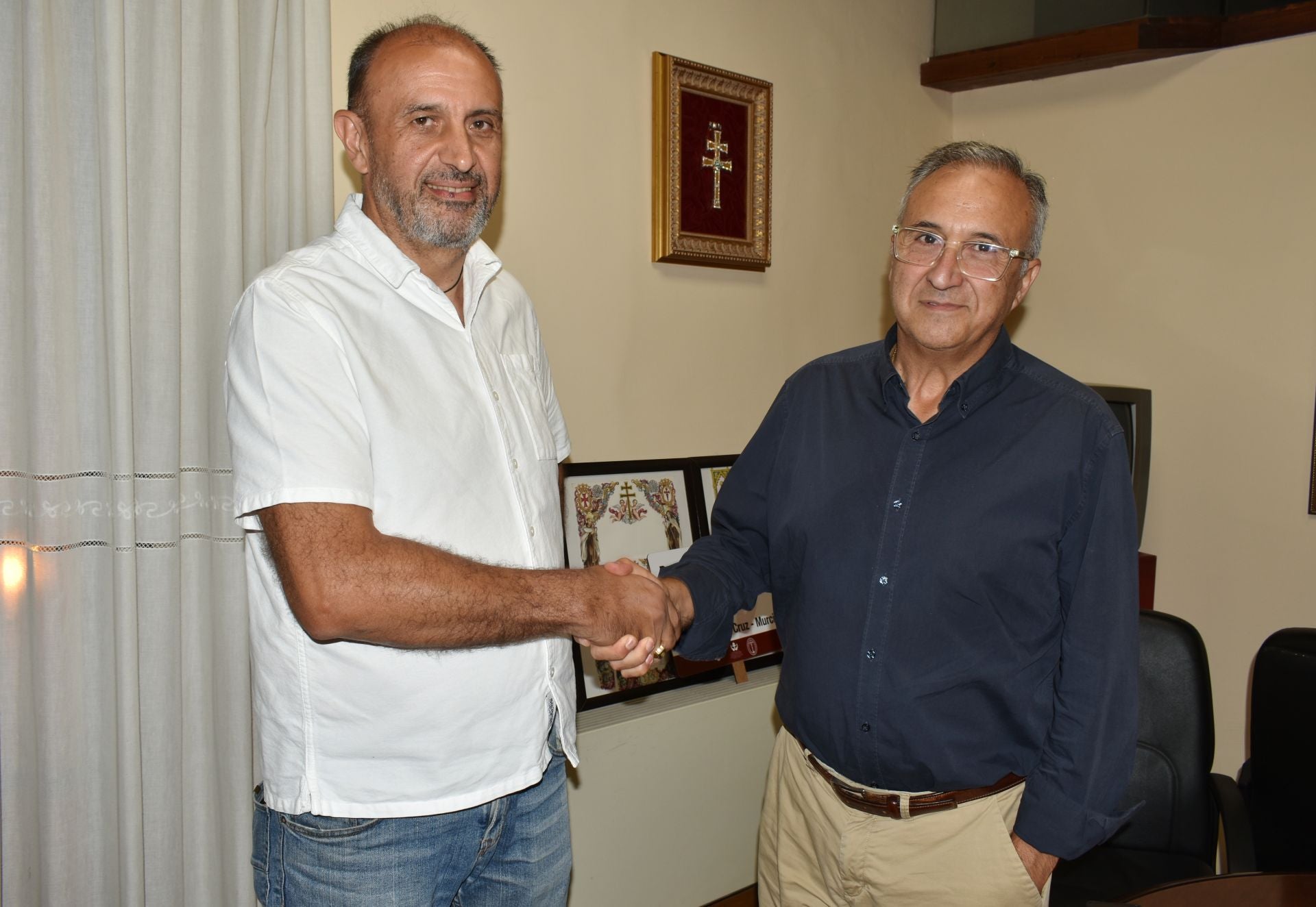 Antonio Reinón Fernández (izda), recibe la felicitación del hermano mayor, Jesús López Baquero.