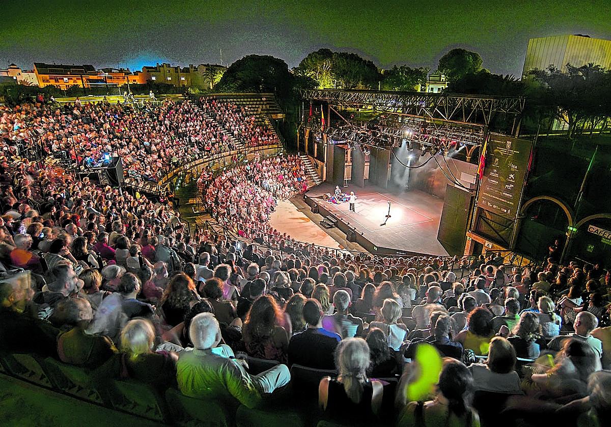 El público ocupó todas las localidades del Auditorio Parque Almansa de San Javier para disfrutar de El Brujo.