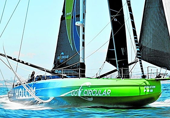 La embarcación del equipo suizo Holcim-PRB, que actualmente ocupa la segunda posición de la clasificación general de The Ocean Race, surca las aguas del Atlántico durante la tercera etapa de la prueba.