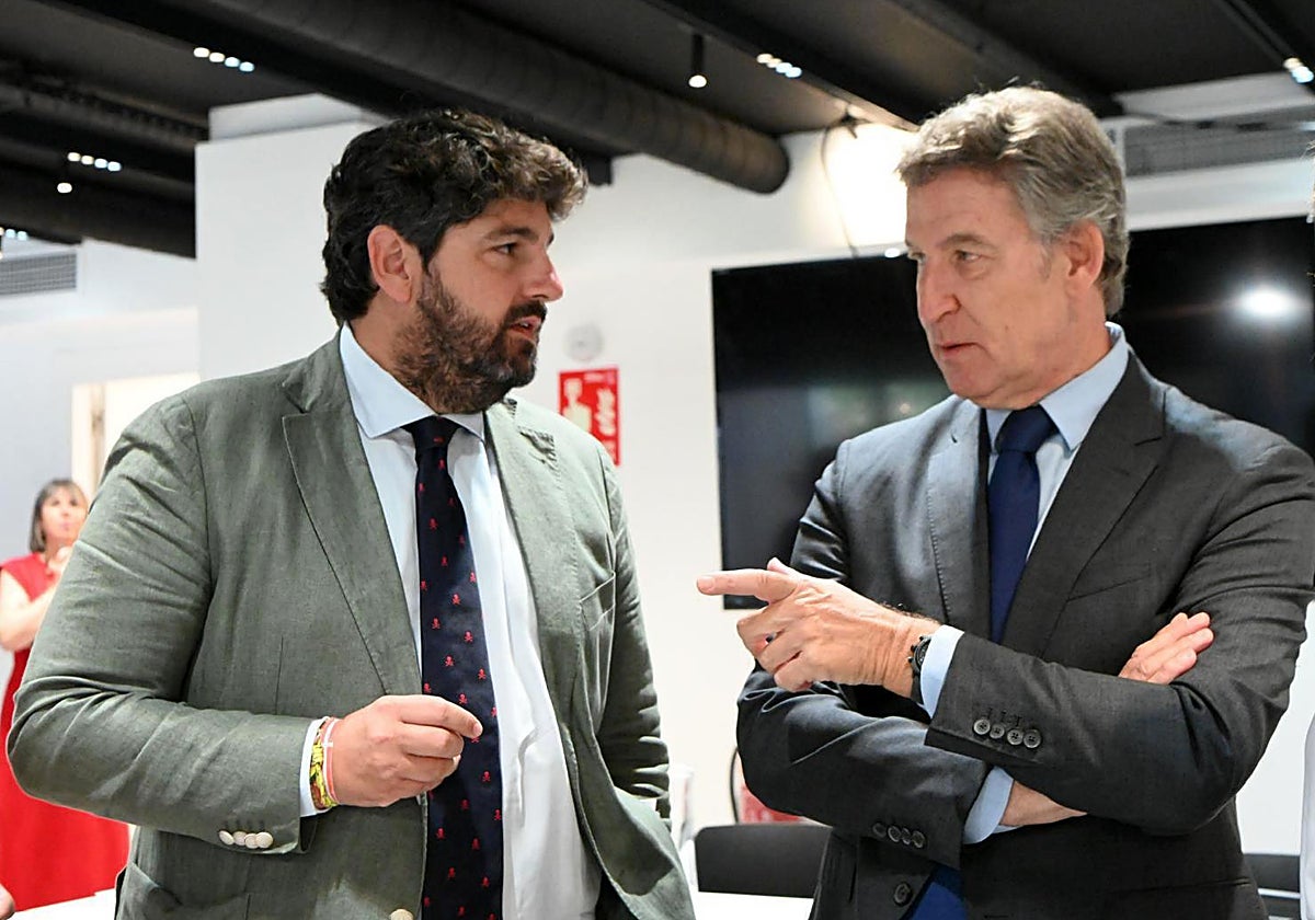 Fernando López Miras junto a Alberto Núñez Feijóo, en julio, en la reunión de la nueva dirección nacional tras el congreso del partido.