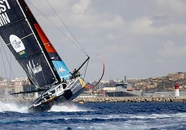 La embarcación del Team Malizia alemán, ayer, surcando las aguas de Cartagena antes de llegar al puerto.