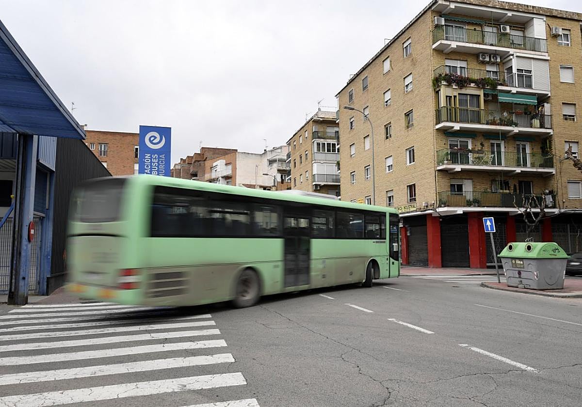 Un autobús interurbano abandona la estación de San Andrés, en Murcia.