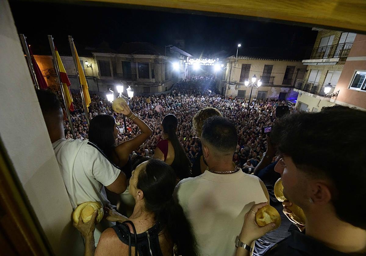 Momento del lanzamiento de las pitanzas, anoche, desde el balcón del Ayuntamiento de Librilla a la multitud congregada en la plaza.