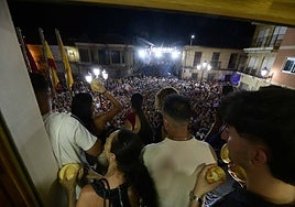 Momento del lanzamiento de las pitanzas, anoche, desde el balcón del Ayuntamiento de Librilla a la multitud congregada en la plaza.