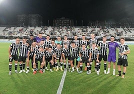 La plantilla del FC Cartagena, anoche, con el trofeo de campeón del Carabela de Plata tras derrotar al Eldense 4-1.