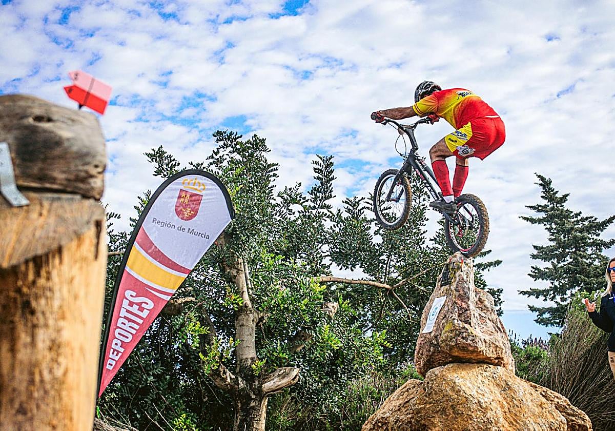 Raúl Martínez corona una sección durante un torneo internacional.