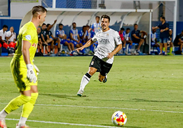 Chiki, durante el partido en El Rubial en esta pretemporada.