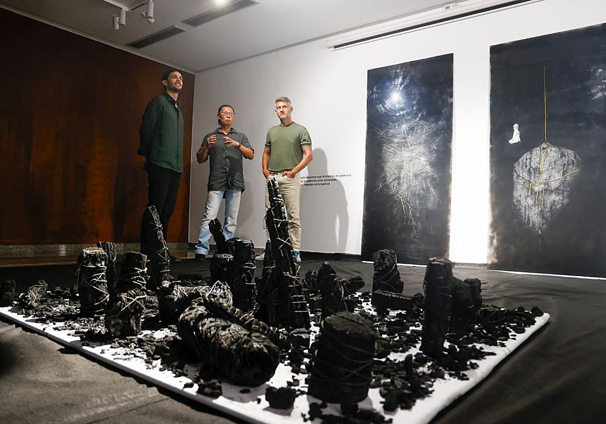 Kihong Chung, artista afincado en España desde 2014, en el centro entre Ignacio Jáudenes y Eugenio González, presenta en su instalación 'Sum (Aliento)', obras que integran la tradición oriental y técnicas occidentales, en la sala Dora Catarineu de Cartagena.