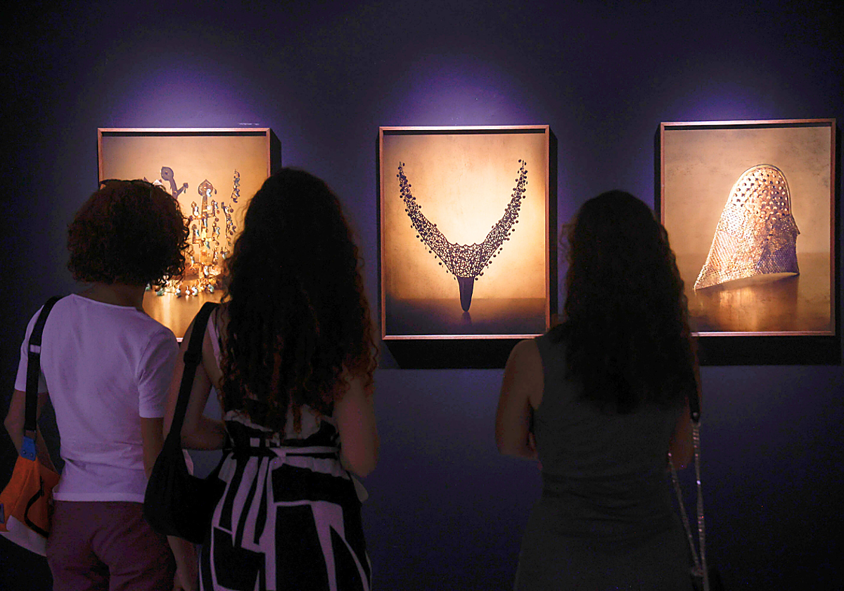 Imagen principal - 1. El reconocido fotógrafo Koo Bohnchang muestra en Cartagena una exposición que lleva su nombre, en la sala Domus del Pórtico, junto al Teatro Romano, hasta el próximo 28 de septiembre con entrada libre. 2. En 'Silver Rythm', en el Palacio Consistorial, Jong Oh demuestra que hay otras perspectivas, no todo lo que vemos es lo que parece. 3. Timothy Hyunsoo Lee, artista coreano-estadounidense con formación en neurociencia y arte, expone 'Entre cuerpos y fronteras: Cartografías diaspóricas queer'.