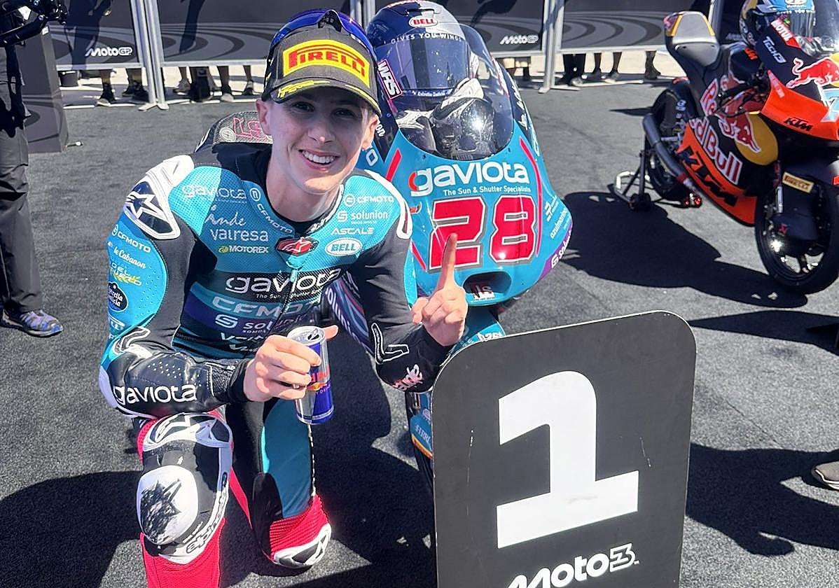 Máximo Quiles, con el dedo índice en alto, tras lograr la victoria este domingo en Hungría.