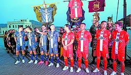 Los jugadores, con las dos equipaciones oficiales.
