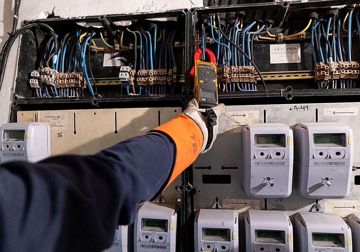 Operario realiza labores de mantenimiento en cuadro de luces.